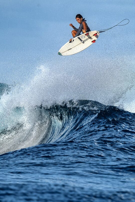 mentawai surf trip siloina jumping surfer